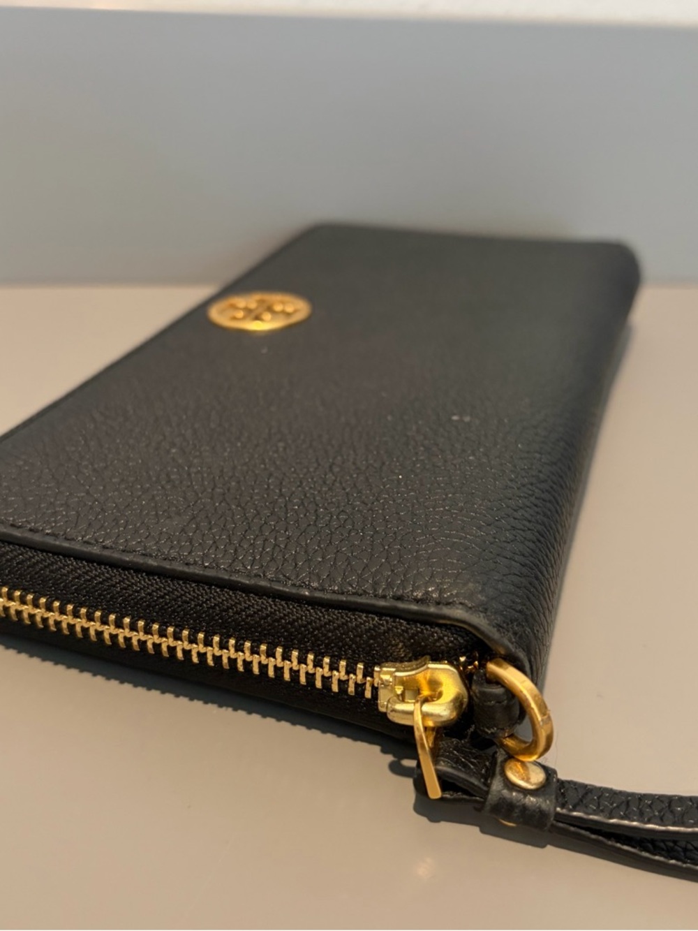 Tory Burch Zip Around Wallet Black Pebbled Leather w/ Gold Zipper & Accents EUC - Picture 3 of 16